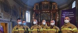 Zdjęcie przedstawiające strażaków podczas rozpoznania operacyjnego wnętrza drewnianego Kościoła w Mącznikach