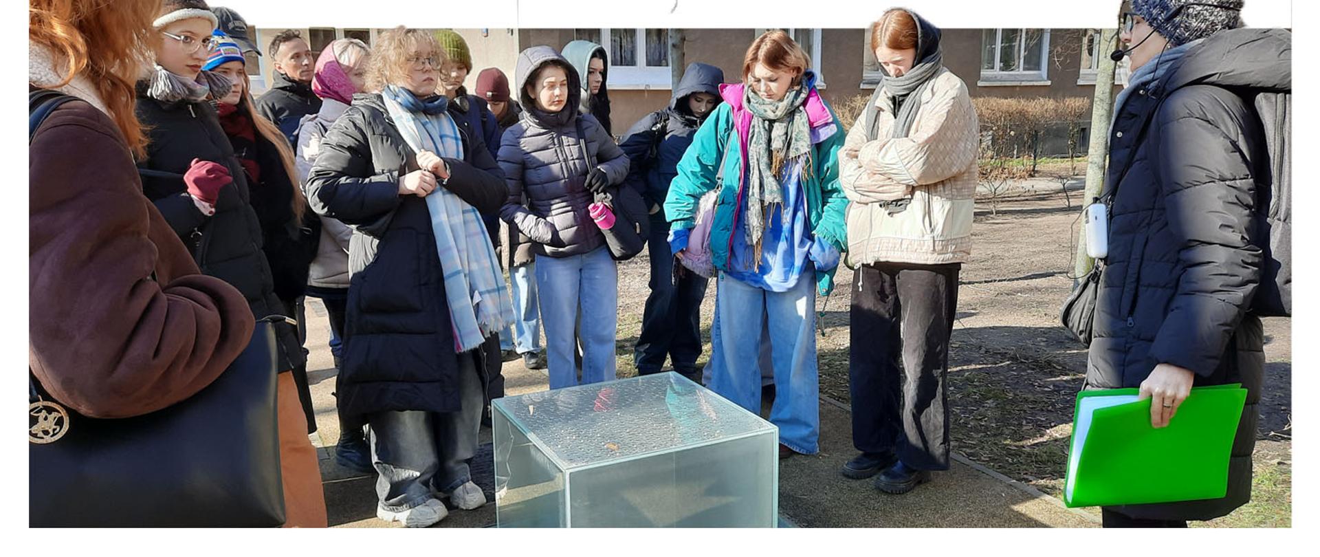 26 marca 2026 klasa 4a z opiekunami: panią Patrycją Cichą i panem Piotrem Kwiatkowskim, wybrała się na spacer edukacyjny po terenie dawnego getta warszawskiego. Przewodnikiem spaceru była pani Katarzyna Jankowiak, edukator z Muzeum Getta Warszawskiego. 