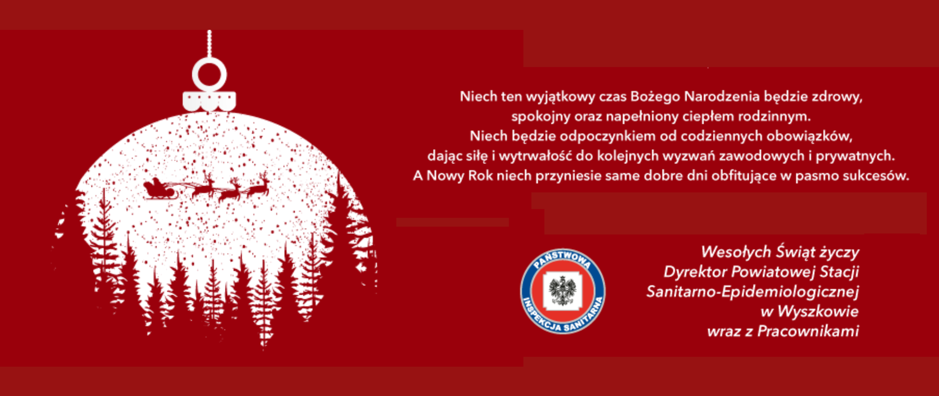 Życzenia Bożonarodzeniowe i Noworoczne pisane białą czcionką na czerwonym tle. Na górze biała bombka z namalowanym w kolorze czerwonym zarysem lasu oraz w oddali czerwona sylwetka zaprzęgu Mikołaja