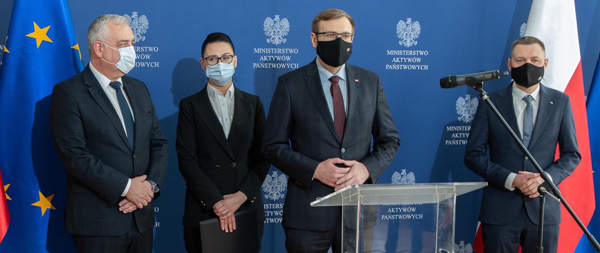 Za mównicą stoją: wiceminister MAP Maciej Małecki, wiceminister MKiŚ Małgorzata Golińska, członek zarządu PKP SA Krzysztof Golubiewski i burmistrz Szczecinka Daniel Rak. W tle ścianka z logotypami MAP. 