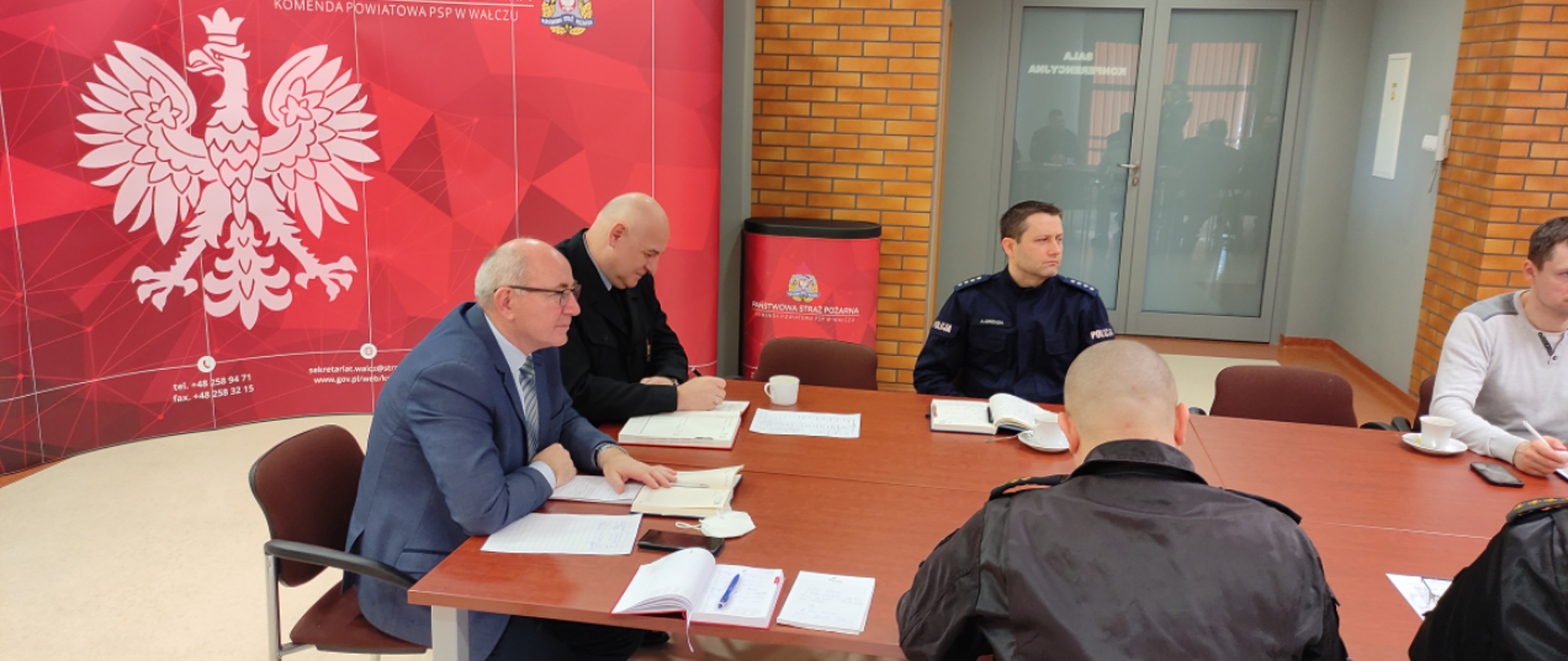 Zdjęcie przedstawia członków Powiatowego Zespołu Zarządzania Kryzysowego