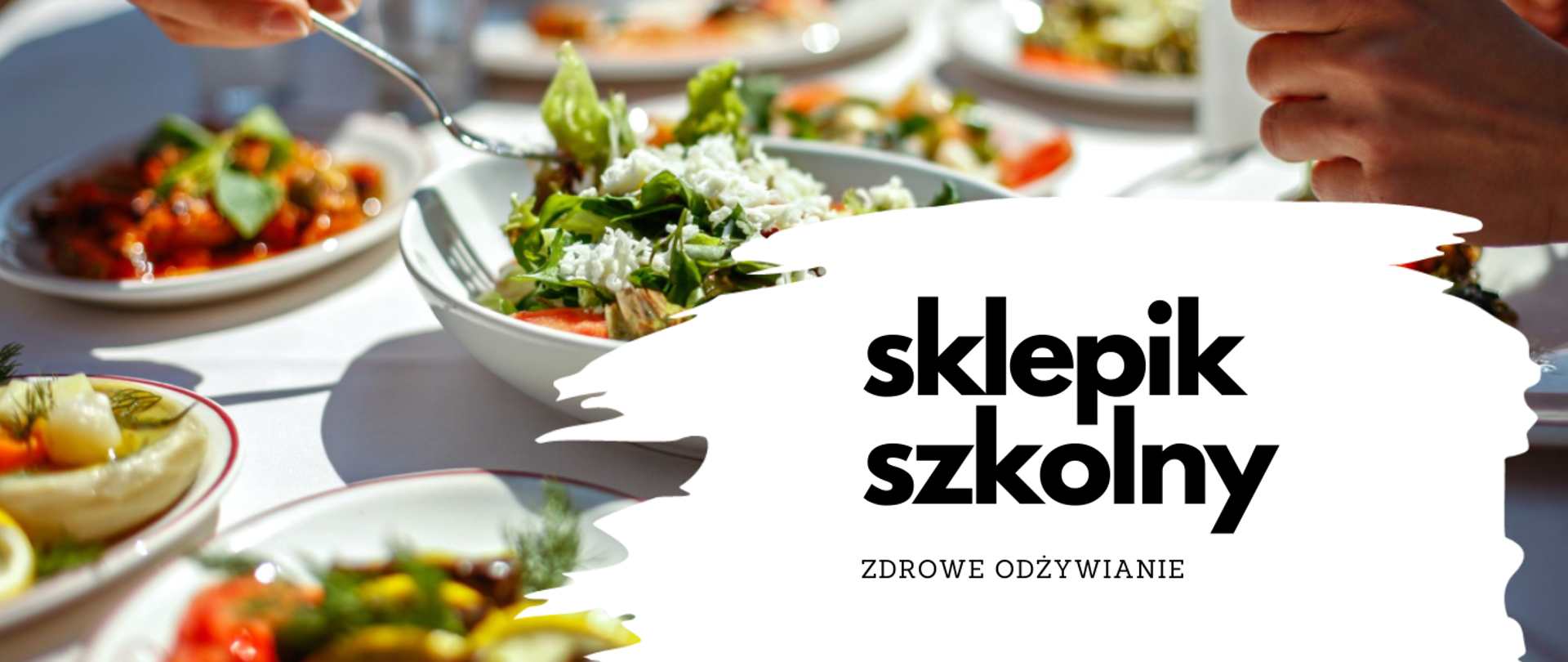 stół z białym obrusem, na którym znajduje się 7 talerzy z sałatkami, z kolorowych warzyw. Z prawej strony obrazka na białym tle, czarny napis: sklepik szkolny, zdrowe odżywianie