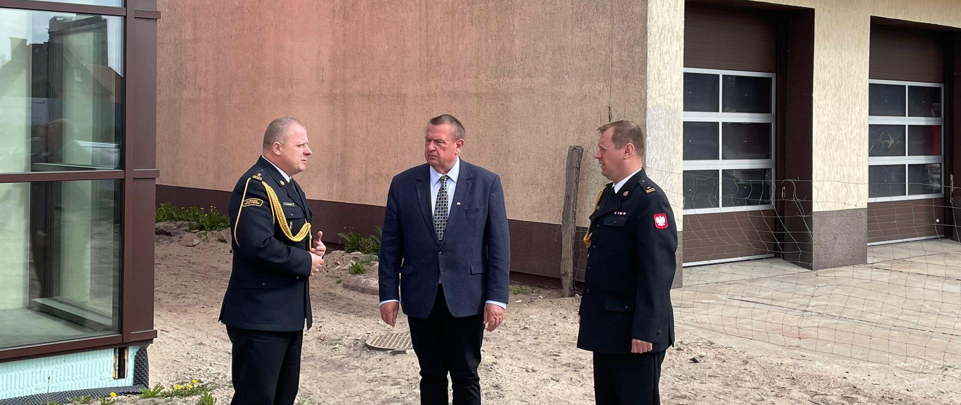 Na zdjęciu widnieje Poseł na Sejm RP Krzysztof Czarnecki, wraz z Komendantami Komendy Powiatowej PSP w Pile w trakcie odwiedzin. 