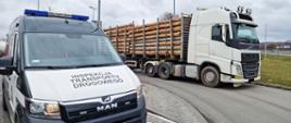 Pojazd ciężarowy, przewożący drewno, zatrzymany przez inspektorów z WITD w Krakowie
