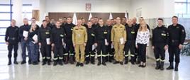 Grupowe zdjęcie uczestników szkolenia (23 osoby) w towarzystwie Zastępcy Komendanta CS PSP, kobiety oraz czterech funkcjonariuszy CS PSP