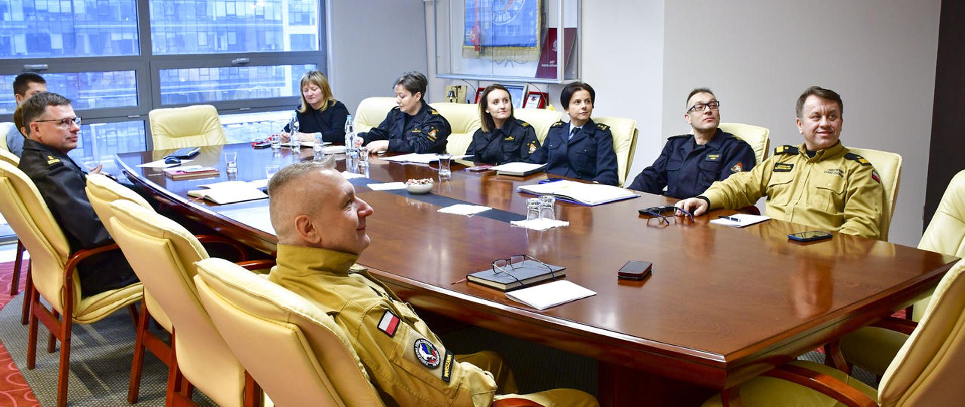 Na zdjęciu przedstawieni są uczestnicy wideokonferencji z ramienia Komendy Wojewódzkiej PSP w Warszawie.