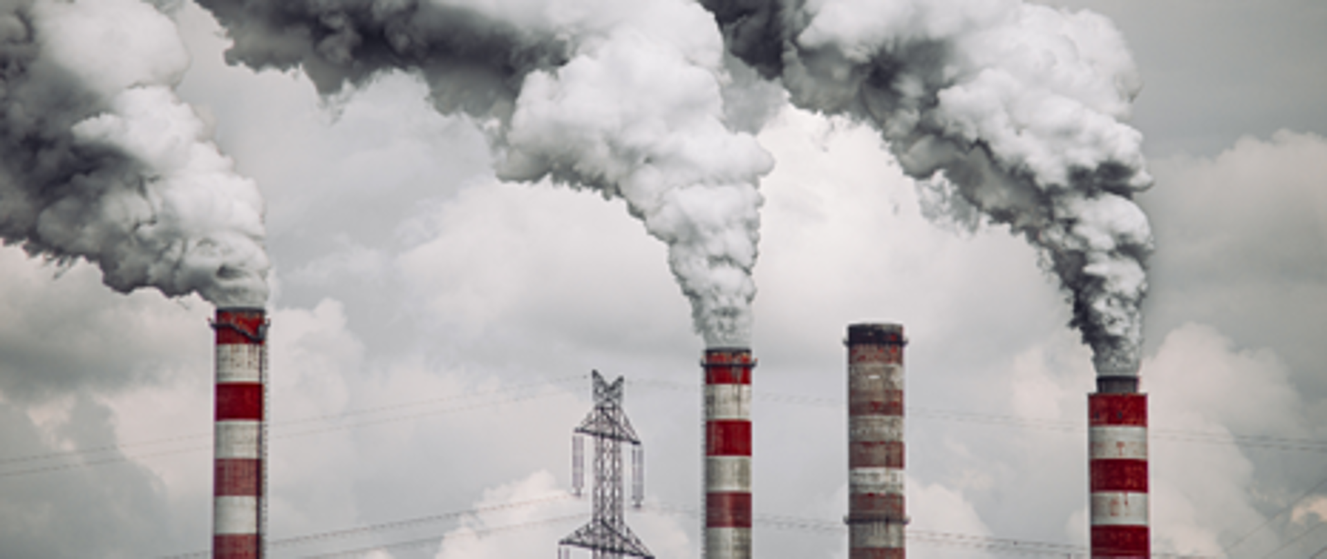 dymiące kominy w fabryce