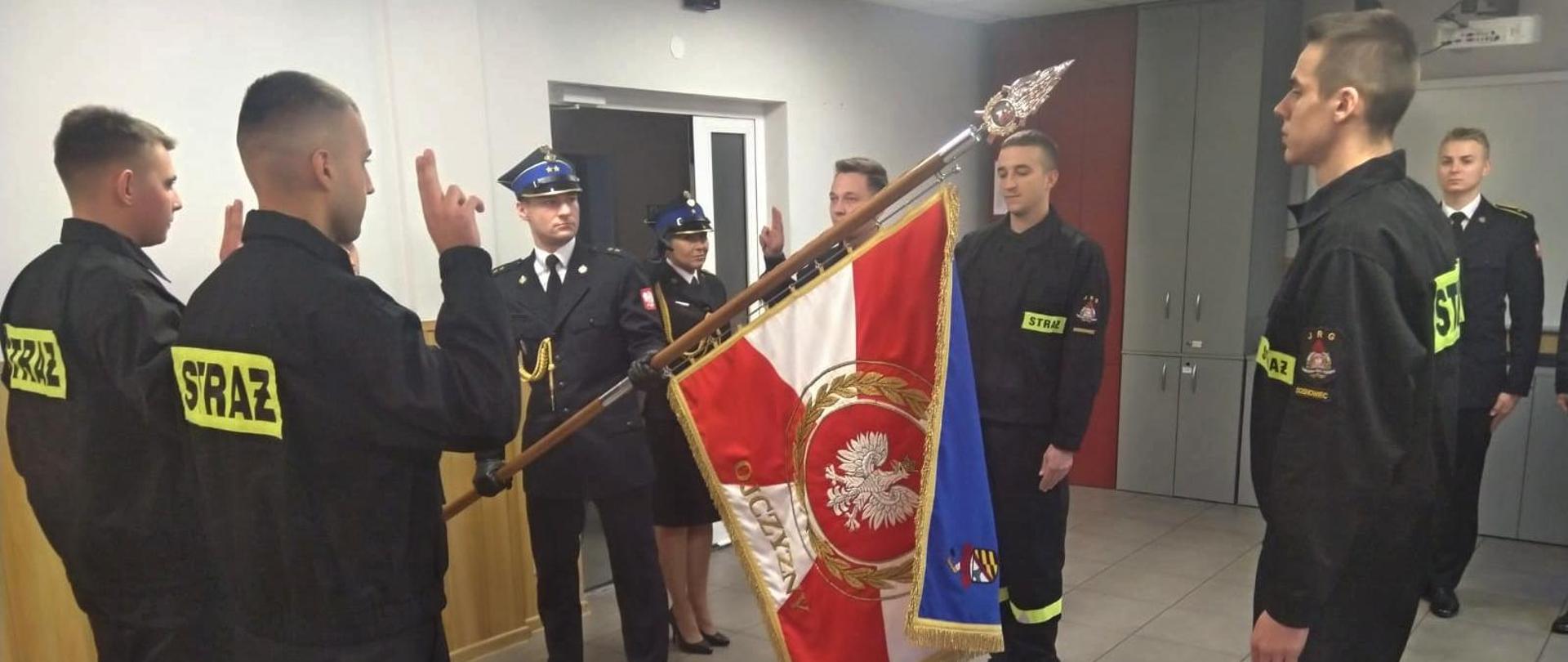 Na zdjęciu Poczet Sztandarowy Komendy Miejskiej Państwowej Straży Pożarnej w Sosnowcu oraz strażacy składający rotę ślubowania