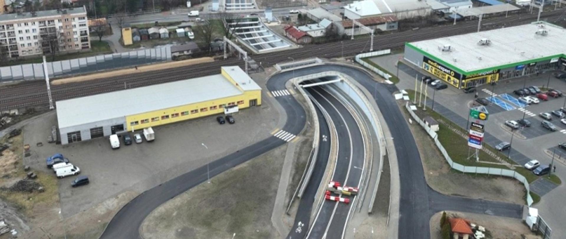 Na zdjęciu widać tunel pod torami z lotu ptaka.