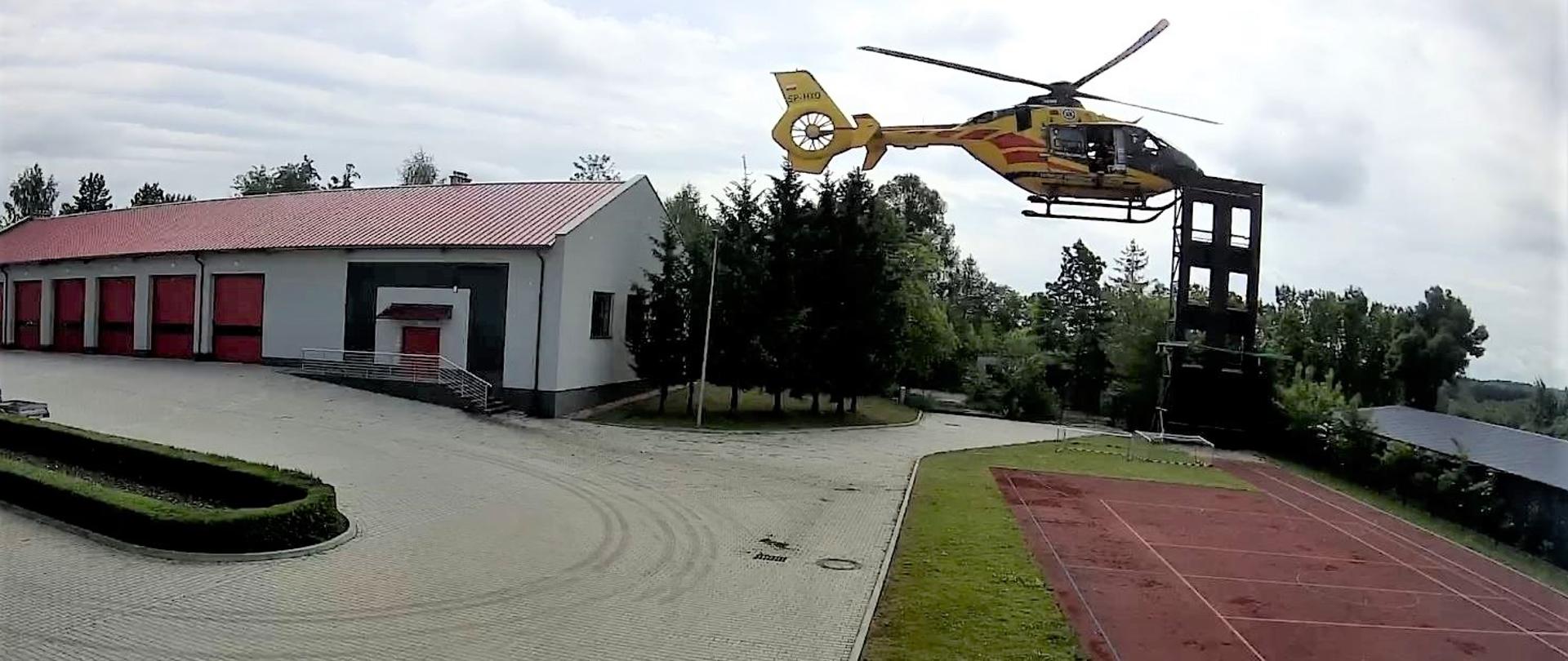 Na zdjęciu śmigłowiec Lotniczego Pogotowia Ratunkowego ląduje na placu wewnętrznym Jednostki Ratowniczo-Gaśniczej Nr 4 w Chmielniku.