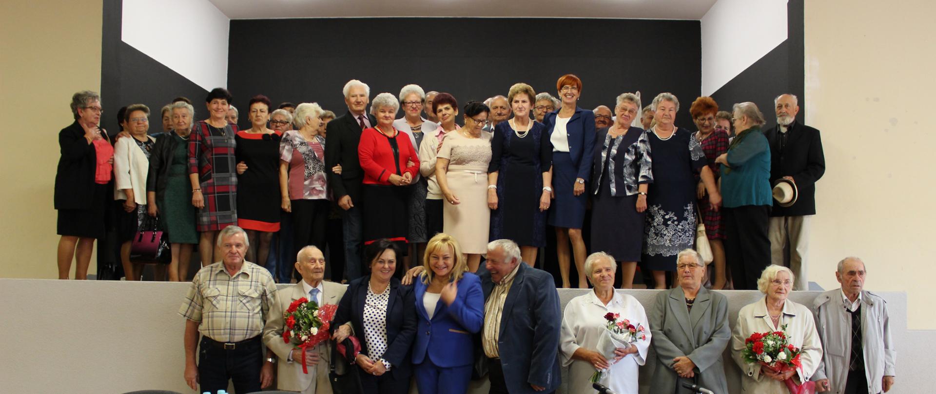 Otwarcie Klubu Senior+ w Szlichtyngowej. Na zdjęciu minister rodziny Elżbieta Rafalska wraz z seniorami, uczestnikami uroczystości. 