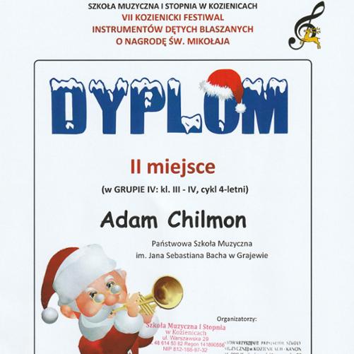 Dyplom z grafiką Mikołaja oraz tekst w kolorach: ciemnym, czerwonym i niebieskim: Szkoła Muzyczna I stopnia w Kozienicach, VII Kozienicki Festiwal Instrumentów Dętych Blaszanych o Nagrodę Św. Mikołaja, poniżej II miejsce Adam Chilmon, Państwowa Szkoła Muzyczna I stopnia im. Jana Sebastiana Bacha w Grajewie. Na dole pieczątki organizatorów. 