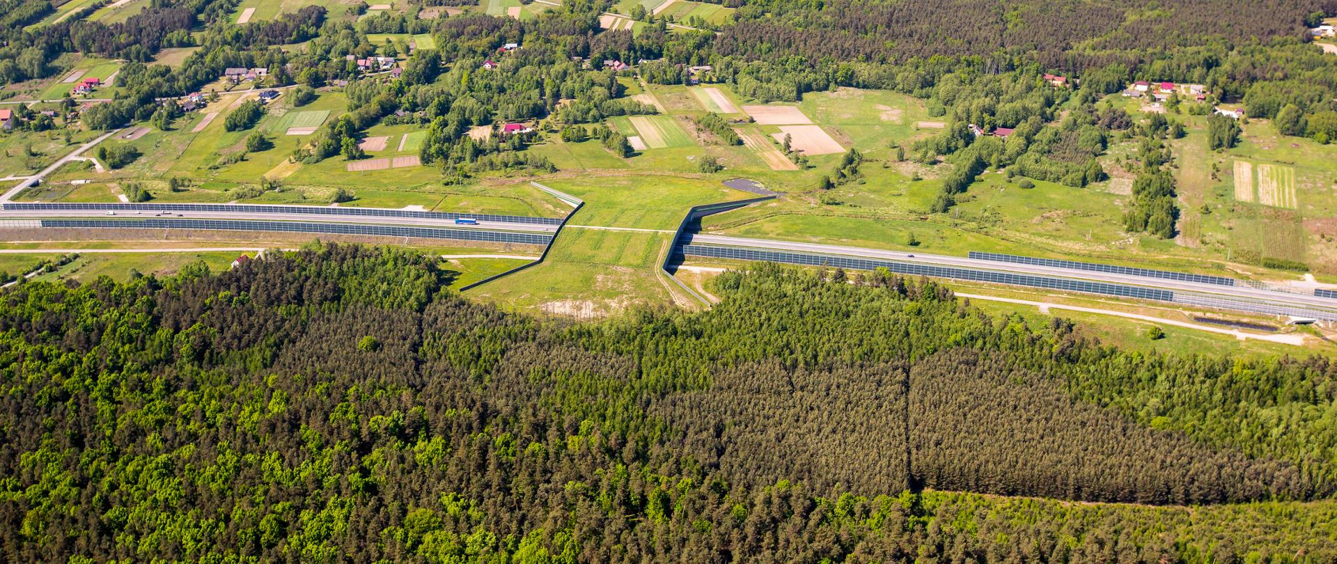 Widok z góry na przejście górne dla dużych zwierząt nad A4 między Dębicą a Rzeszowem 