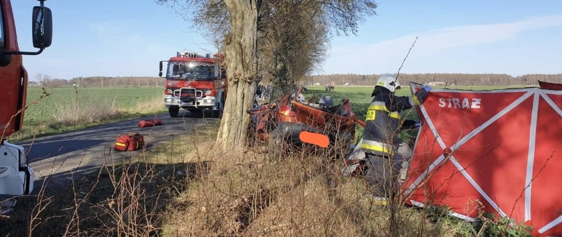 Na zdjęciu widoczne są samochody straży pożarnej oraz samochód po wypadku.