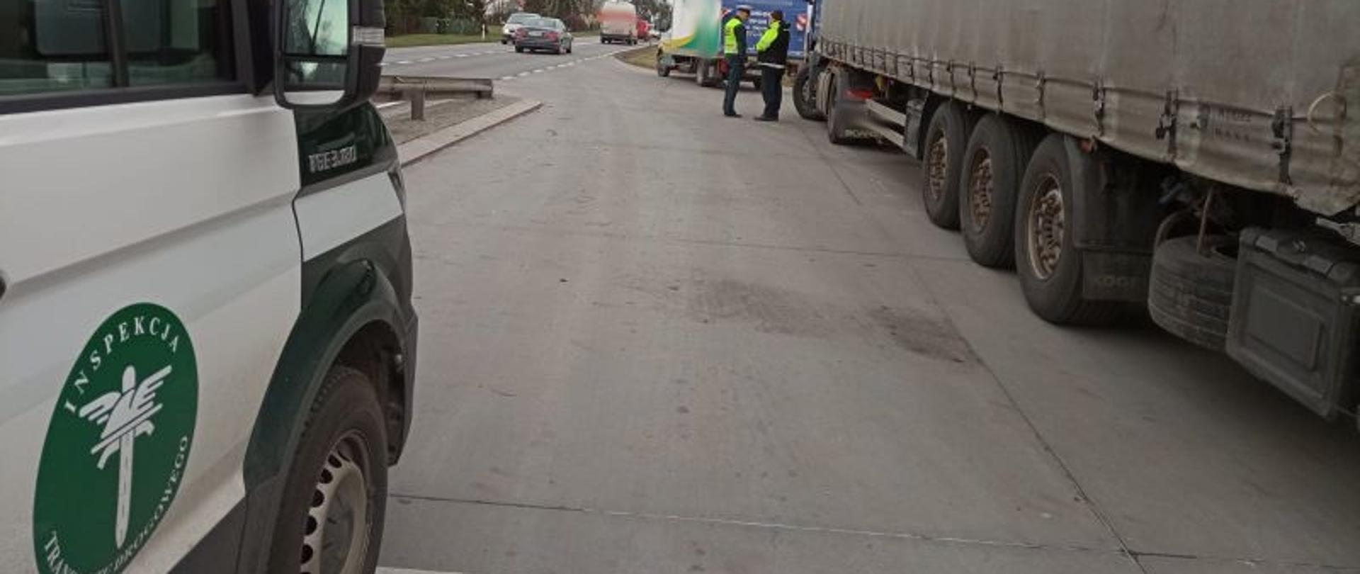 Widok pojazdu służbowego ITD oraz kontrolowanej ciężarówki