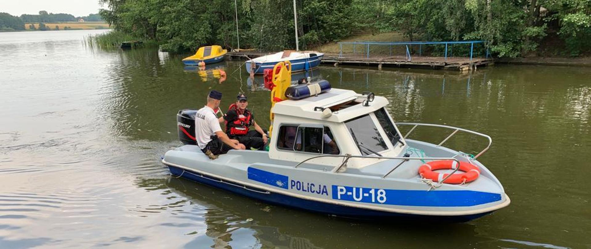 Zdjęcie przedstawia strażaków i policjantów na wodzie