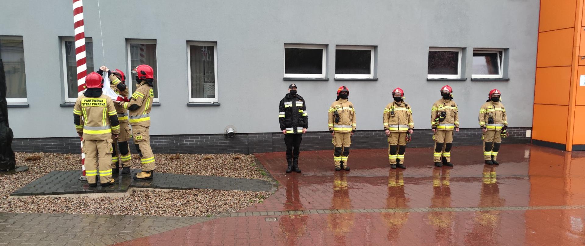 Budynek, maszt flagowy, strażacy, zawieszanie flagi