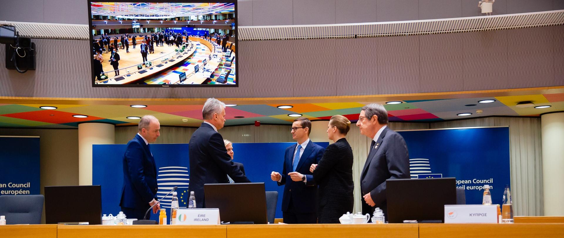 Premier Mateusz Morawiecki rozmawia z premierami europejskimi