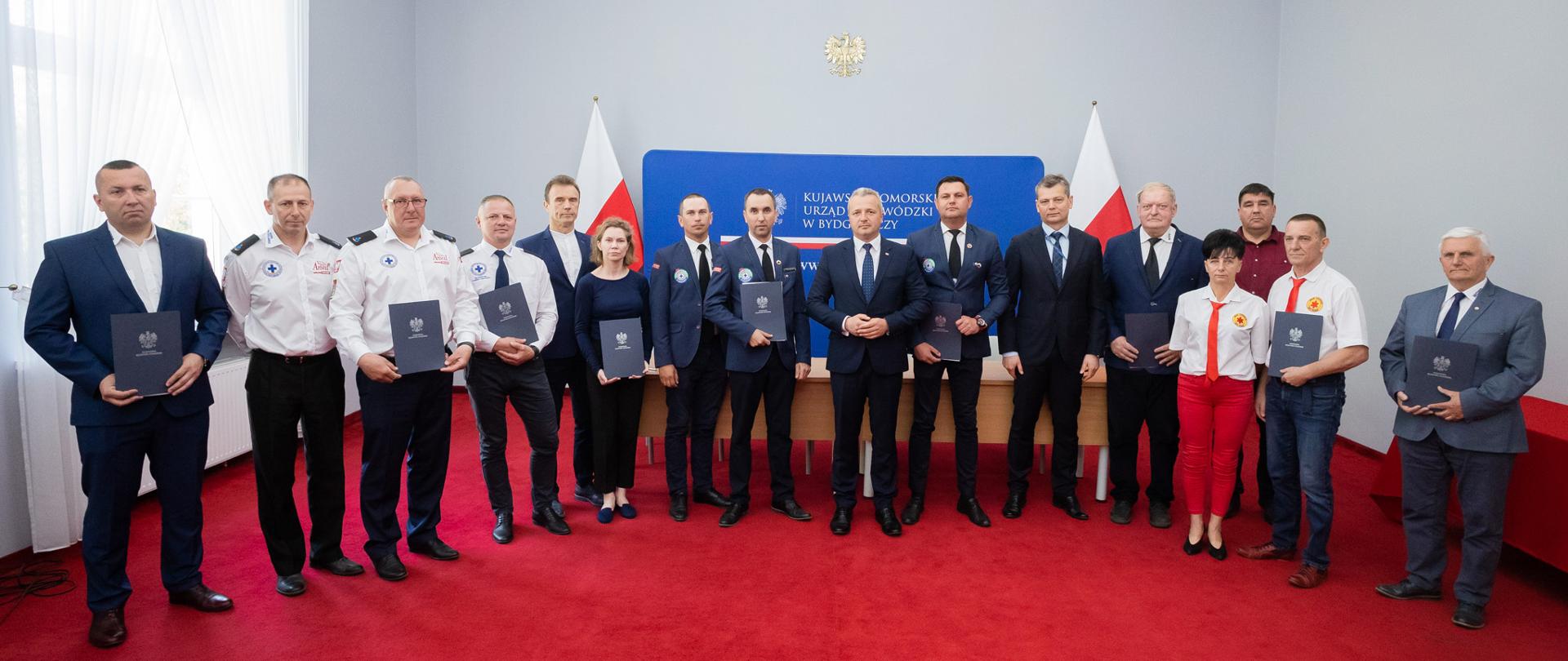 Wiele osób pozujących do zdjęcia