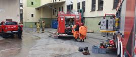 Ratownicy zabezpieczeni w ubrania gazoszczelne zatamowali wyciek poprzez zakręcanie zaworów. Następnie kontrolowano pomieszczenia w których były prowadzone działania oraz na terenie całego obiektu. 
