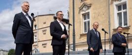 Od lewej: minister-członek Rady Ministrów, koordynator służb specjalnych Tomasz Siemoniak, minister infrastruktury Dariusz Klimczak, premier Donald Tusk oraz minister spraw wewnętrznych i administracji Marcin Kierwiński w Głuchołazach
