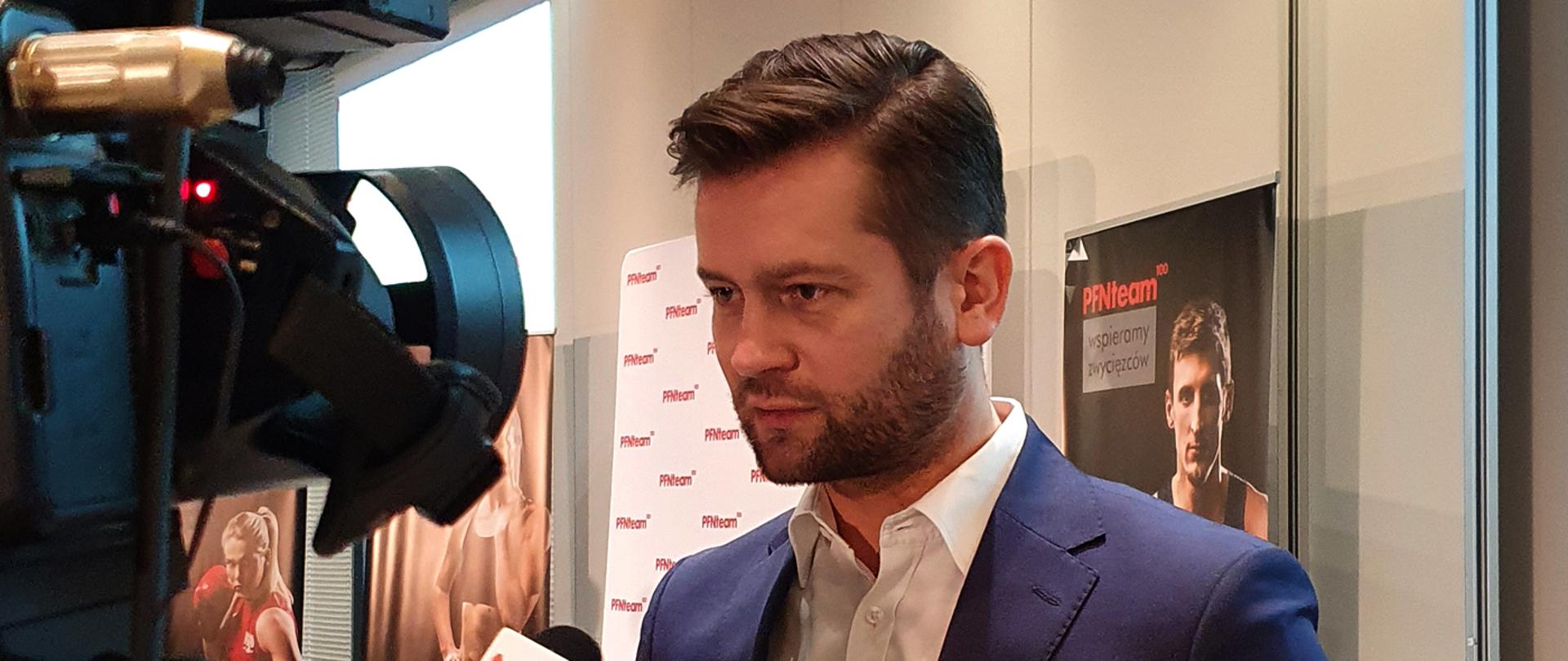 Minister Kamil Bortniczuk udziela wywiadu podczas konferencji podsumowującej program PFN Team100