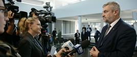 Minister J. K. Ardanowski podczas rozmowy z dziennikarzami