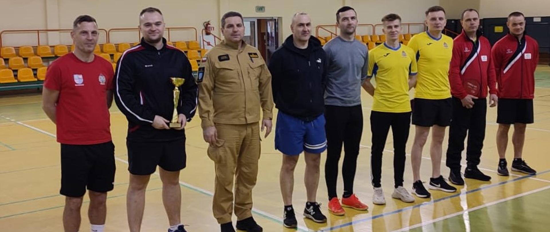 Strażacy rywalizujący w zawodach podczas podsumowania.