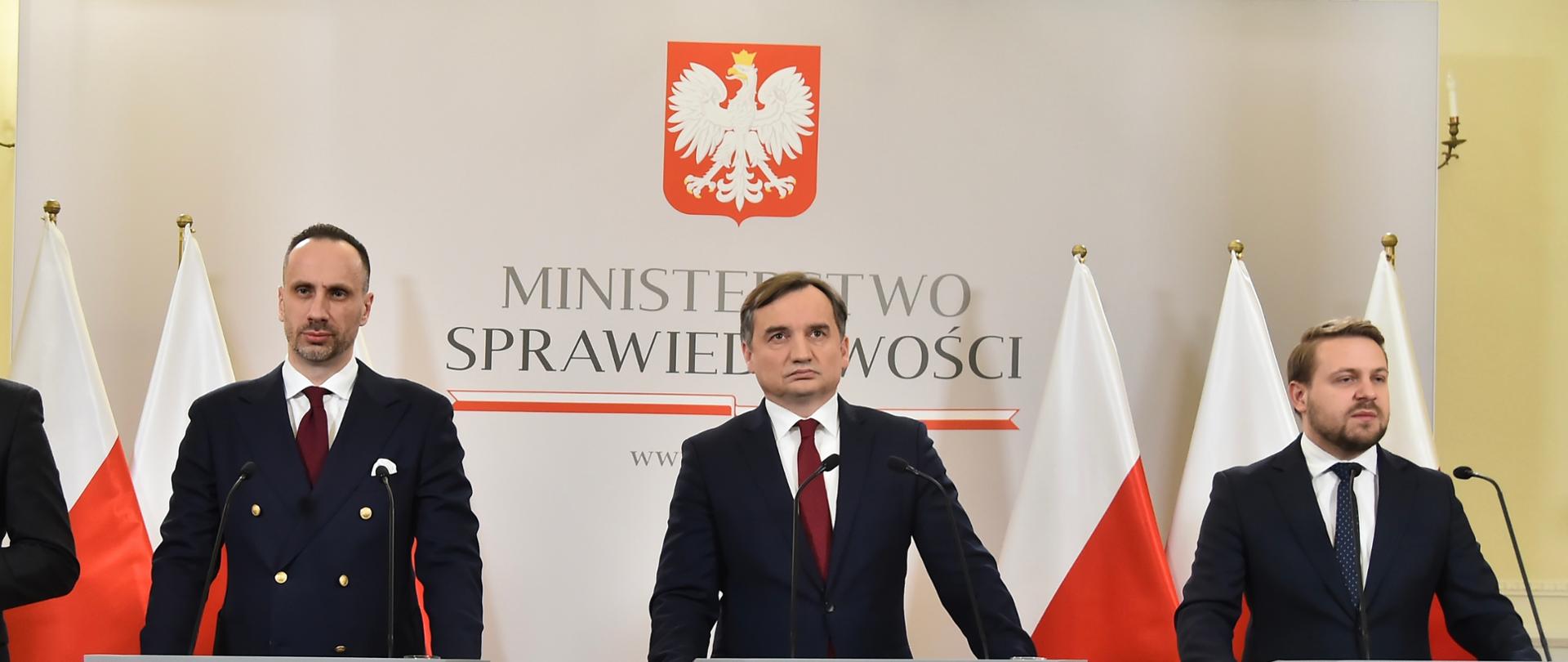 Minister Zbigniew Ziobro, wiceminister Janusz Kowalski i wiceminister Jacek Ozdoba. 