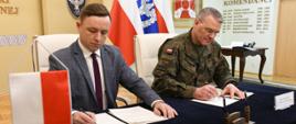 Wykonujący obowiązki Prezesa PAA Andrzej Głowacki oraz Rektor-Komendant Akademii Sztuki Wojennej gen. bryg. dr Robert Kosowski podpisują porozumienie o współpracy