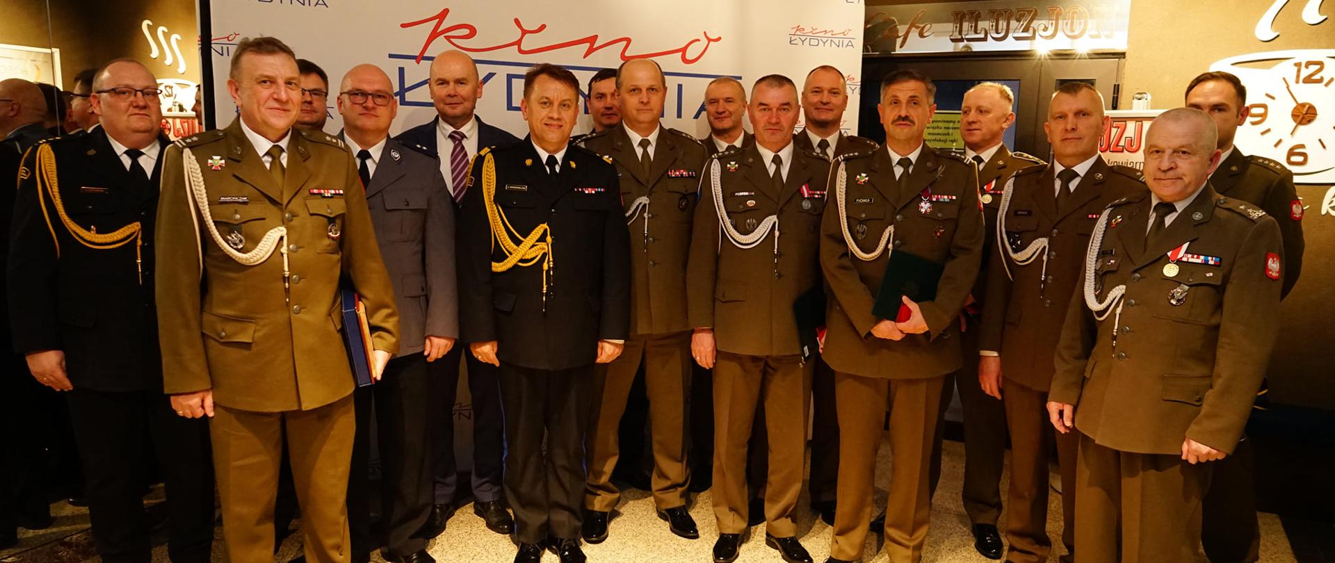 odznaczeni ustawieni są w półkręgu, pozują do zdjęcia