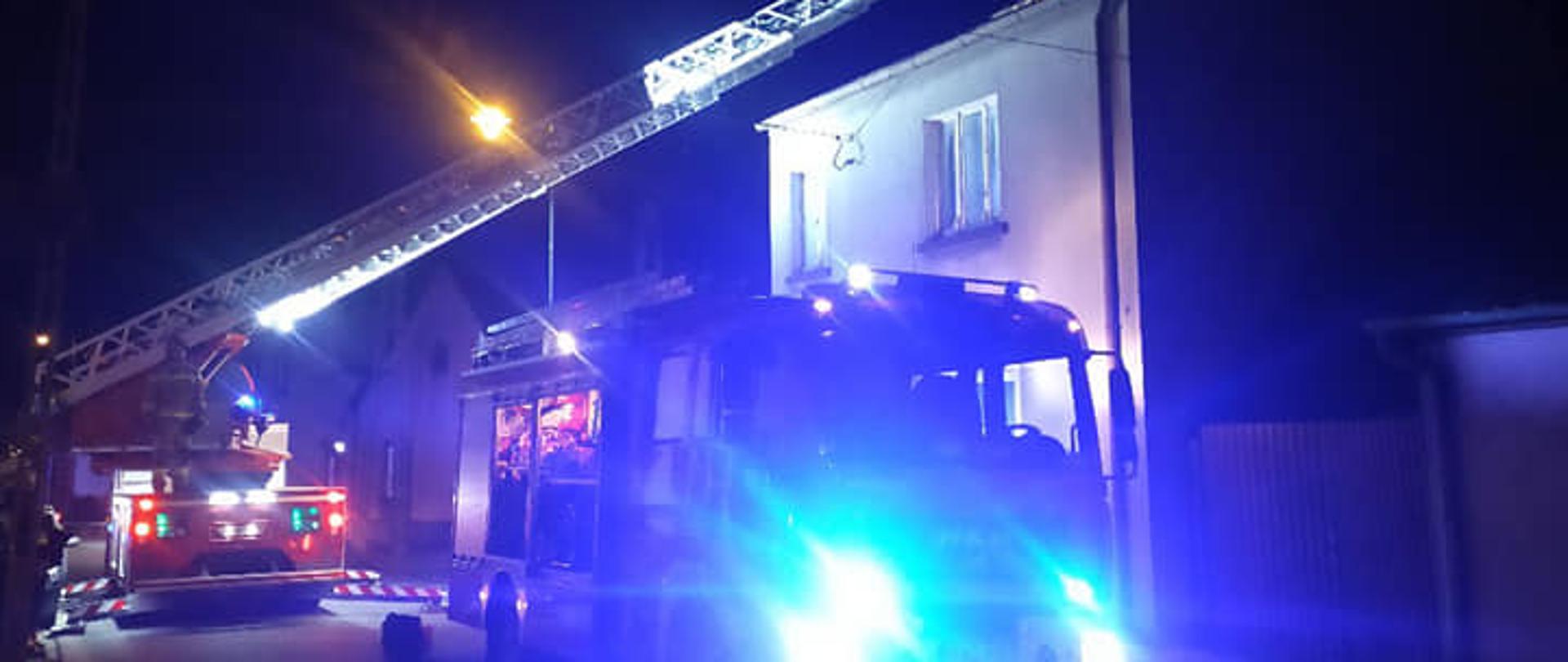 Drabina pożarnicza podczas gaszenia sadzy