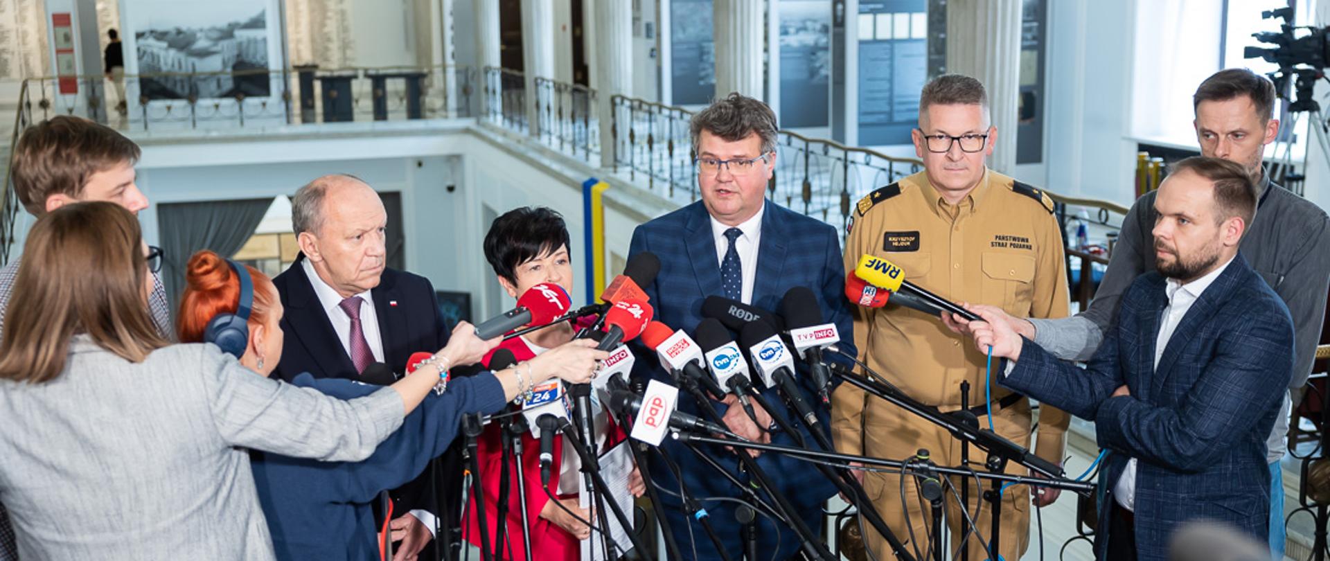 25 mln zł dla Młodzieżowych Drużyn Pożarniczych – konferencja z udziałem wiceministra Macieja Wąsika