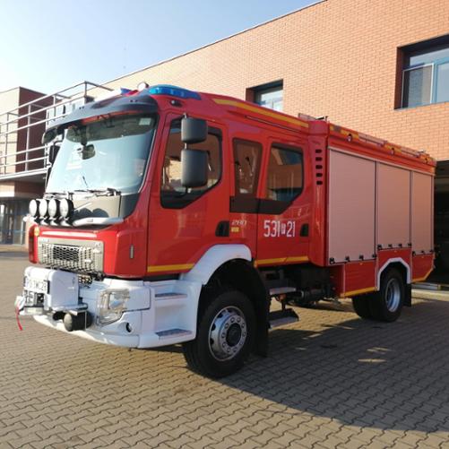 Nowy samochód ratowniczo-gaśniczy na tle Komendy Powiatowej PSP w Ostrowie Wielkopolskiej.