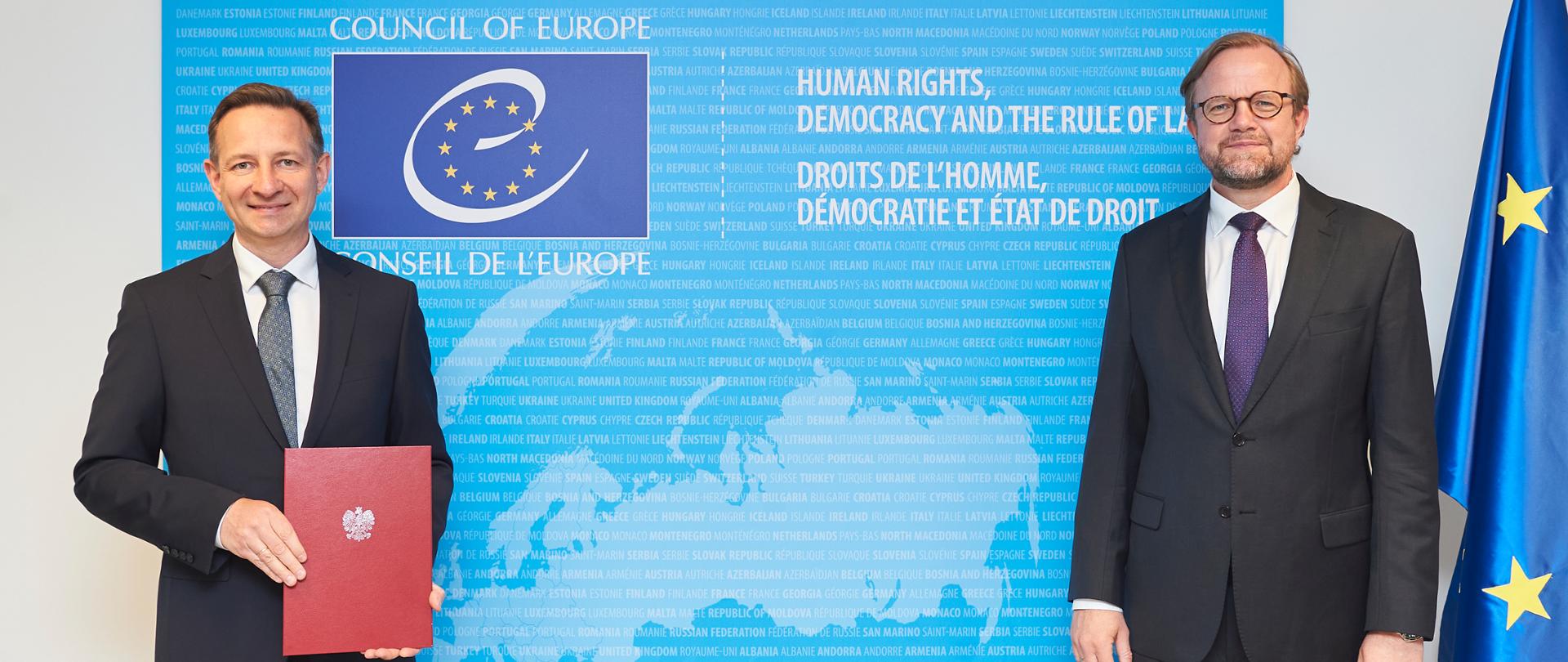 Signature par l'Ambassadeur Jerzy Baurski, Représentant Permanent de la Pologne, de la Convention-cadre du Conseil de l'Europe sur la valeur du patrimoine culturel pour la société, en présence de Bjørn Berge, Secrétaire Général Adjoint du Conseil de l'Europe Signature by Ambassador Jerzy Baurski, Permanent Representative of Poland, of the Council of Europe Framework Convention on the Value of Cultural Heritage for Society, in the presence of Bjørn Berge, Deputy Secretary General of the Council of Europe