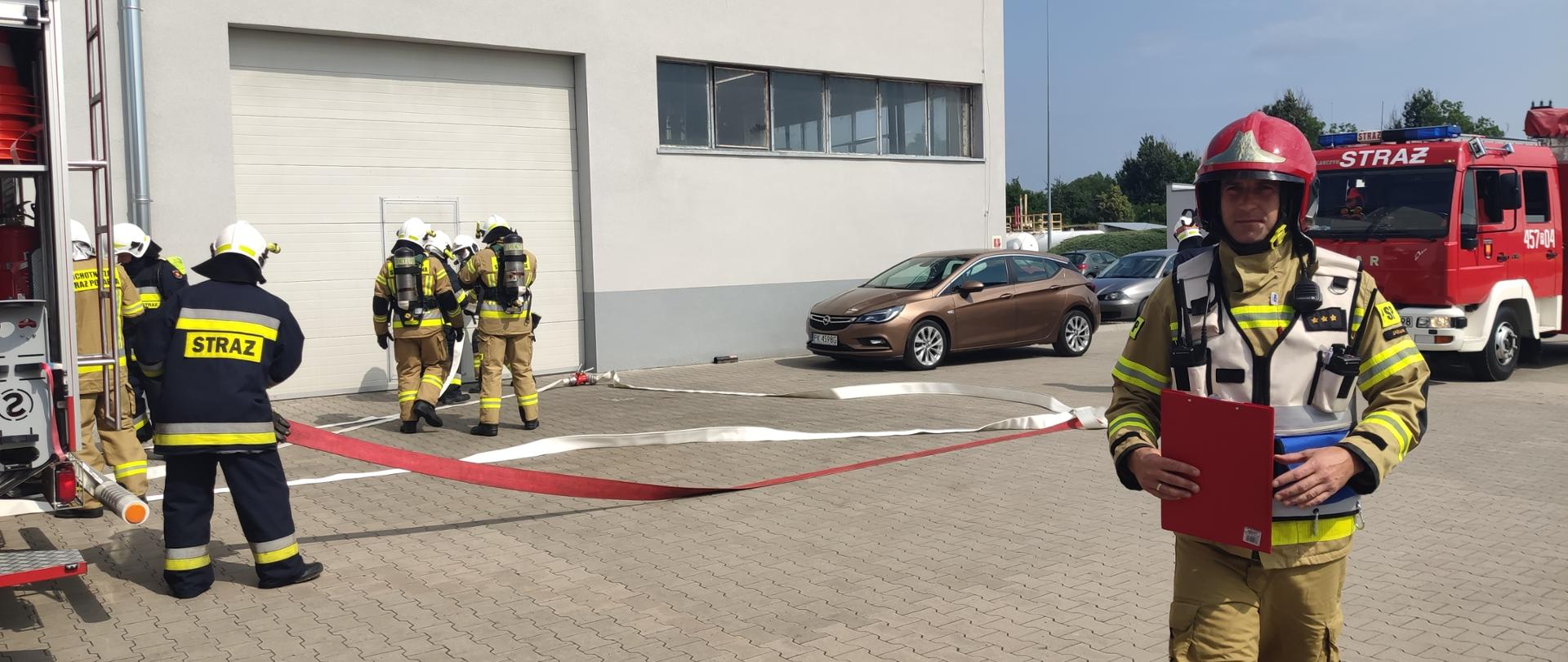 Strażacy wchodzą do wewnątrz obiektu