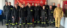 Zdjęcie wykonane na świetlicy JRG Wolsztyn. Zdjęcie grupowe, przedstawia kursantów którzy ukończyli kurs. W tle baner z napisem Państwowa Straż Pożarna.