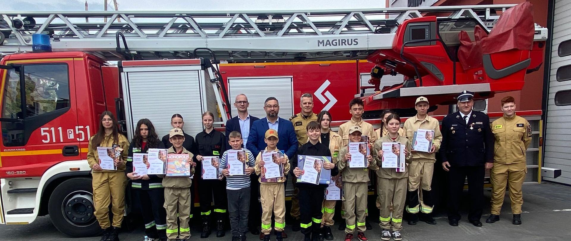 Uczestnicy Ogólnopolskiego Turnieju Wiedzy Pożarniczej „Młodzież Zapobiega Pożarom”