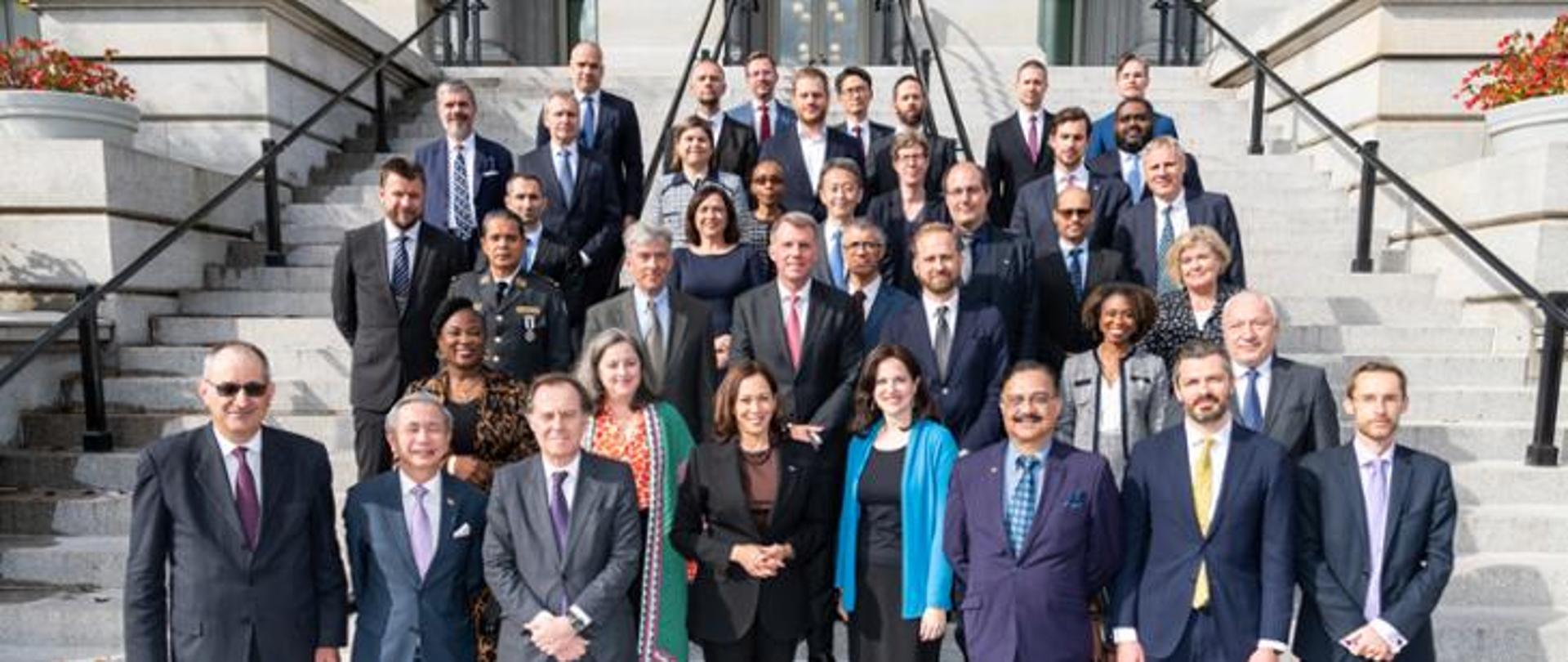 Zdjęcie grupowe - uczestnicy Międzynarodowego Szczytu poświęconego zwalczaniu ataków ransomware w Waszyngtonie
