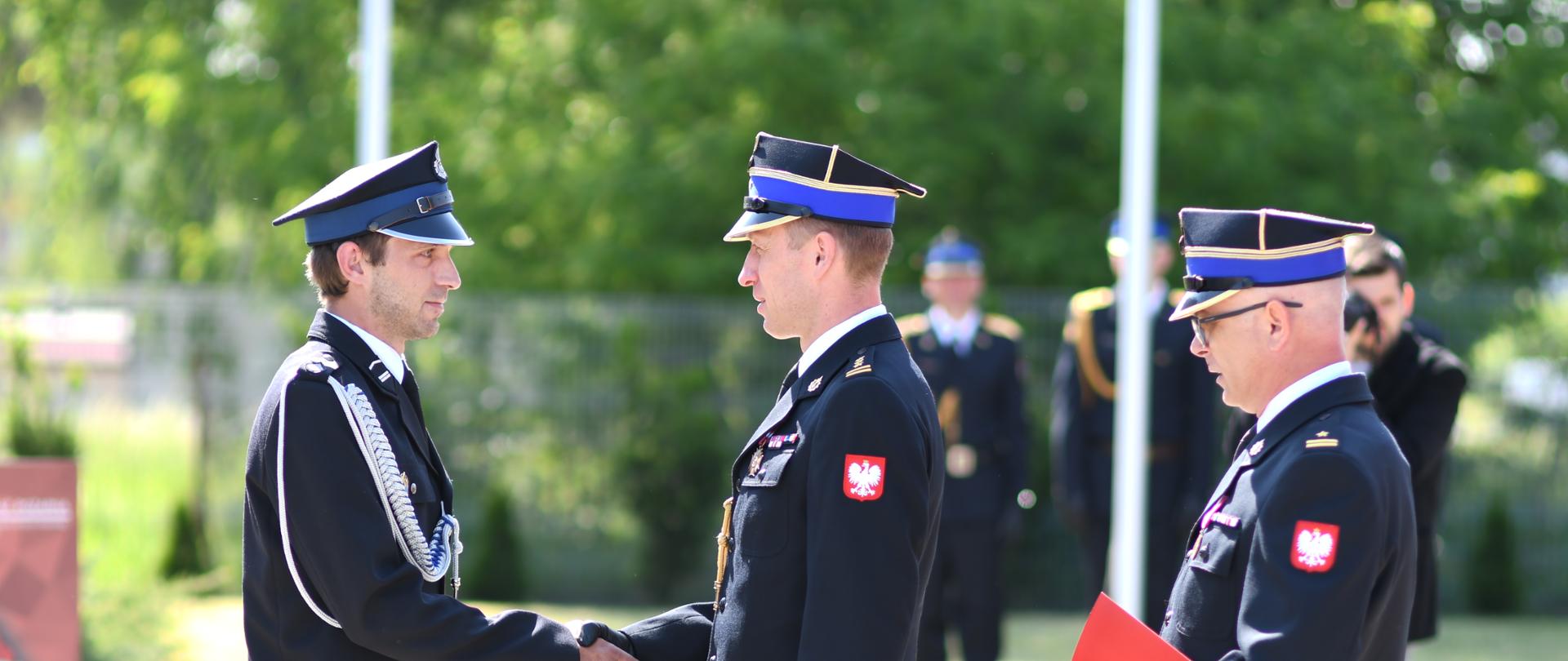 komendant składa gratulacje druhowi OSP 