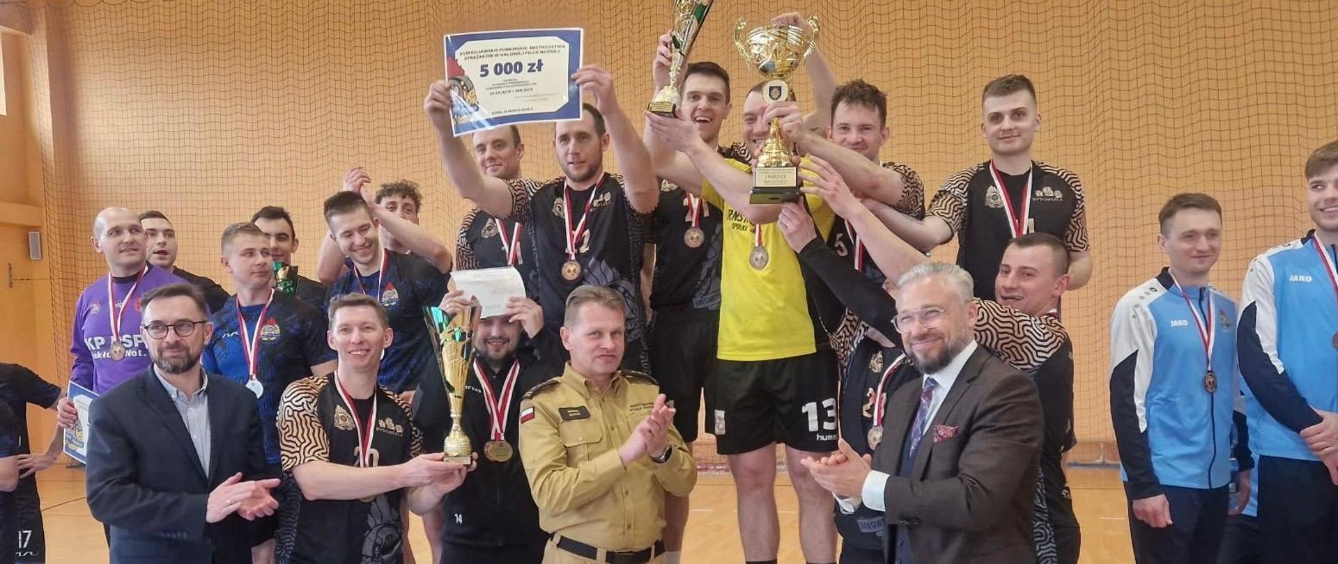 Na zdjęciu - ceremonia dekorowania i nagradzania zwycięskich drużyn