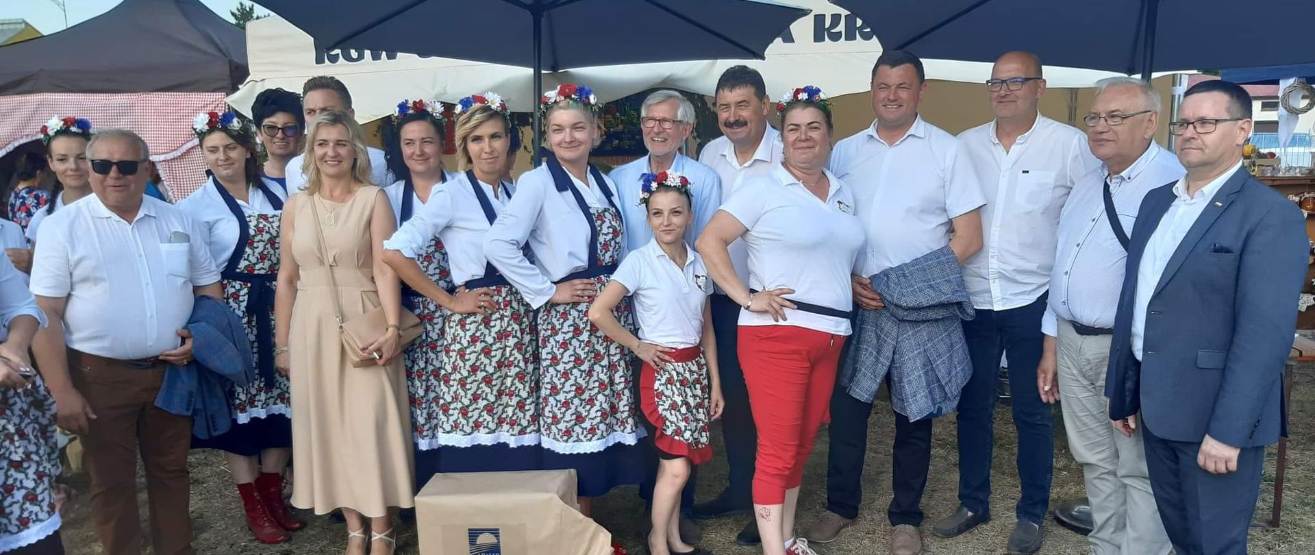 Zdjęcie przedstawia posłów oraz inne osoby stojące podczas wielkopolskiej biesiady 