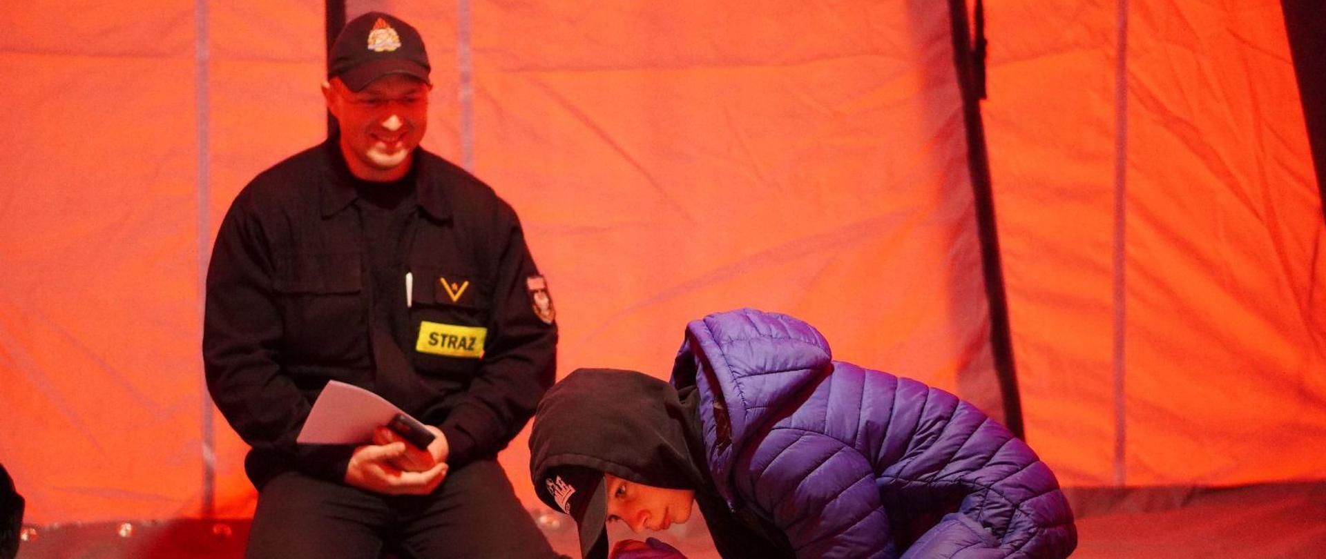 Na zdjęciu widać osoby udzielające pierwszej pomocy w trakcie turnieju bezpieczeństwa w ruchu drogowym. 