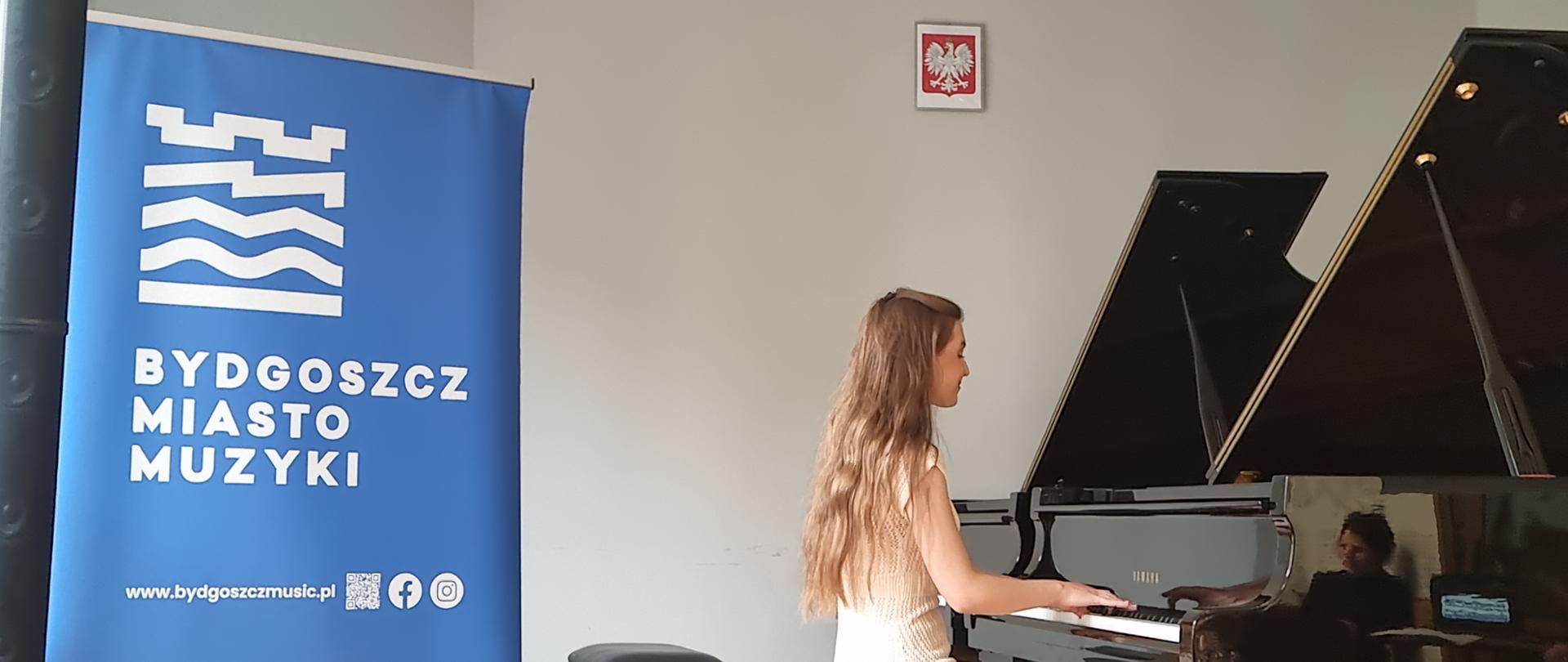 po lewej stronie zdjęcie niebieski plakat z białymi literami napis bydgoszcz miast muzyki po lewej stronie kobieta w białej sukience grająca na fortepianie