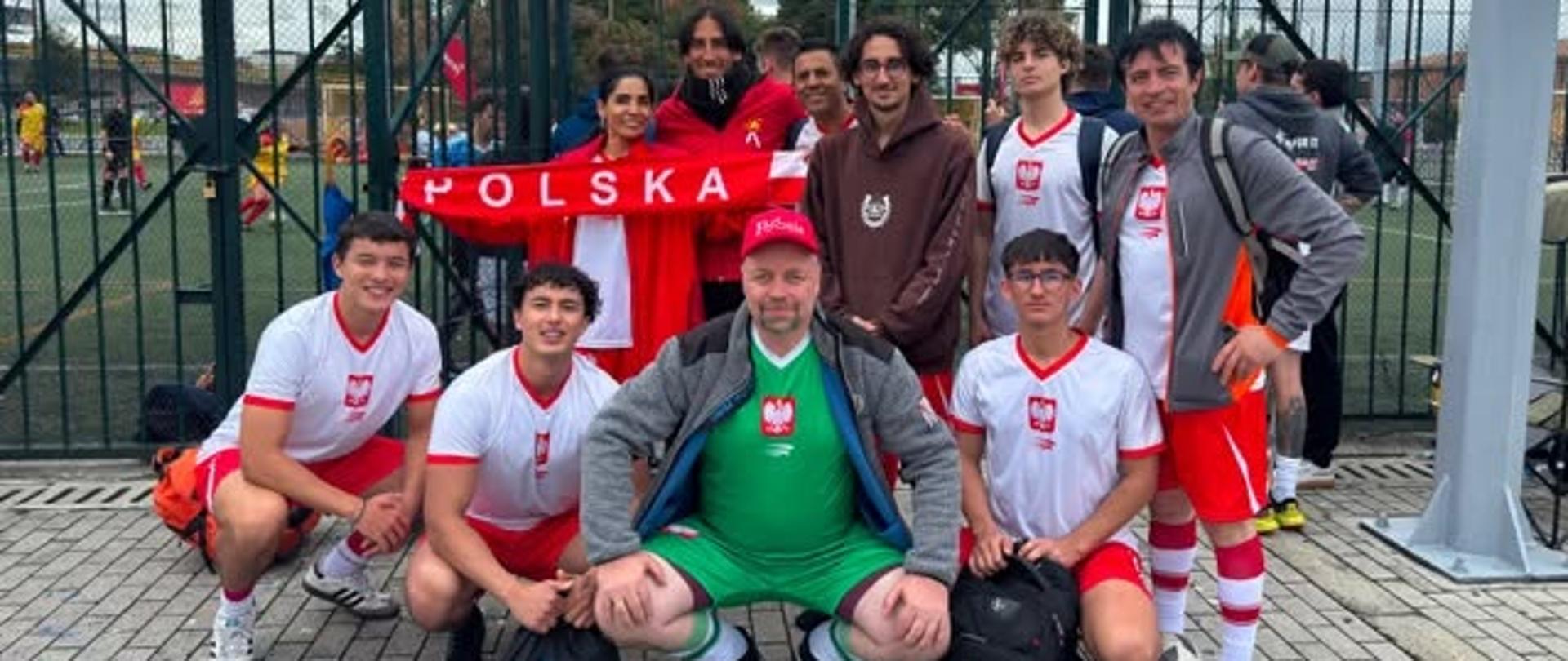 Equipo de las Águilas Blancas junto a Rafael Robayo, exestrella del equipo de los Millonarios