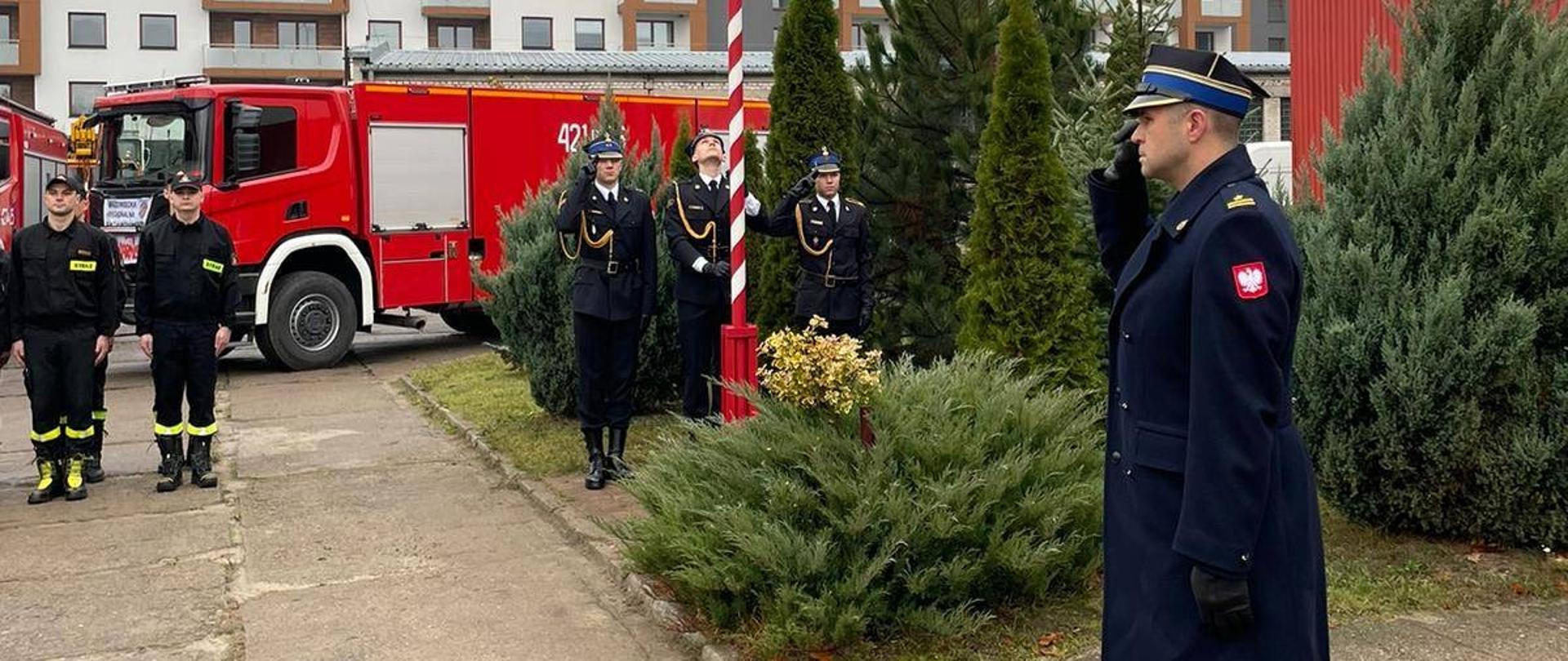 Uroczysty apel z okazji Narodowego Święta Niepodległości oddanie honoru przez Komendanta