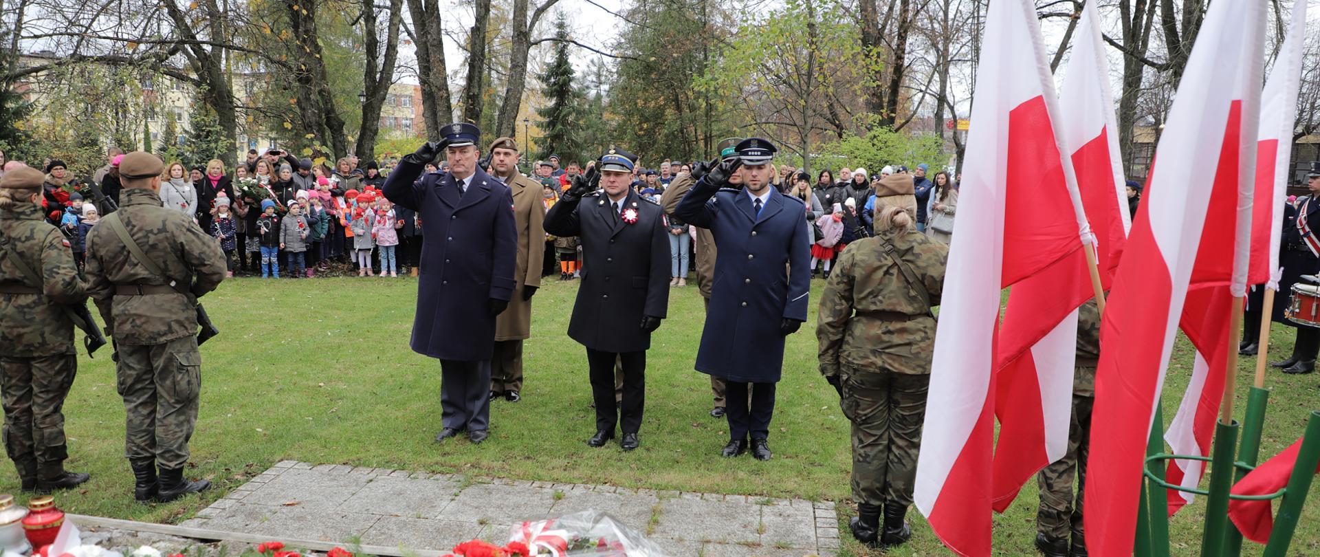 Złożenie kwiatów pod pomnikiem "Ofiarom Wojen, Przemocy i Represji 91” z okazji Święta Niepodległości