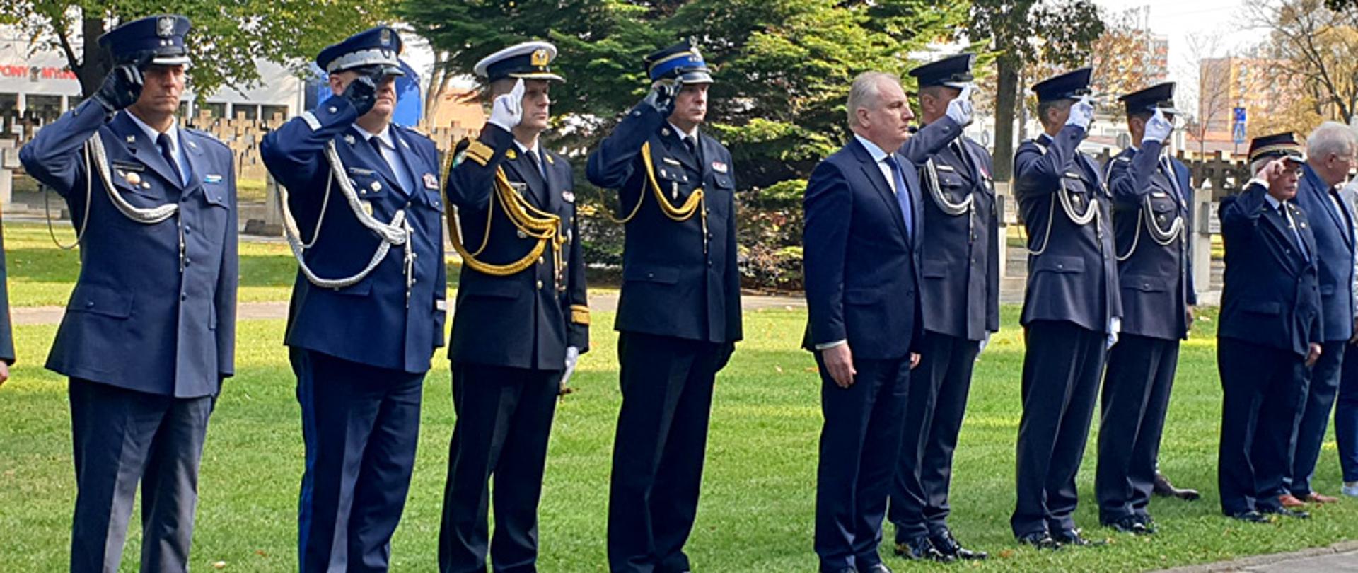 Przedstawiciele służb mundurowych oraz wojewoda pomorski oddają honory. 