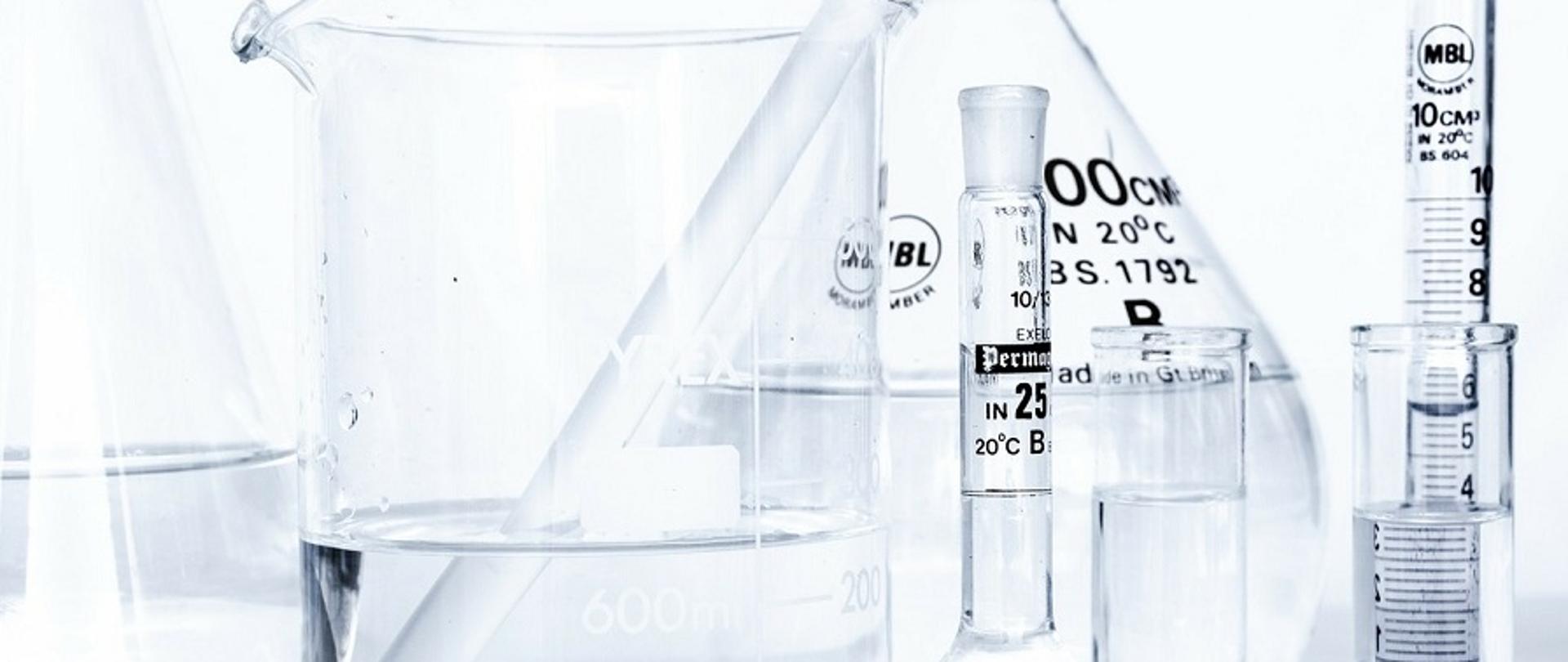 probówki laboratoryjne w wodą
