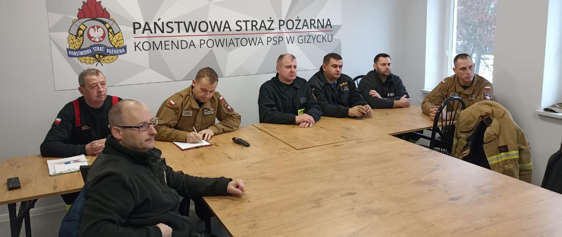 Naczelnicy OSP w KP PSP Giżycko uczestniczą w szkoleniu online.